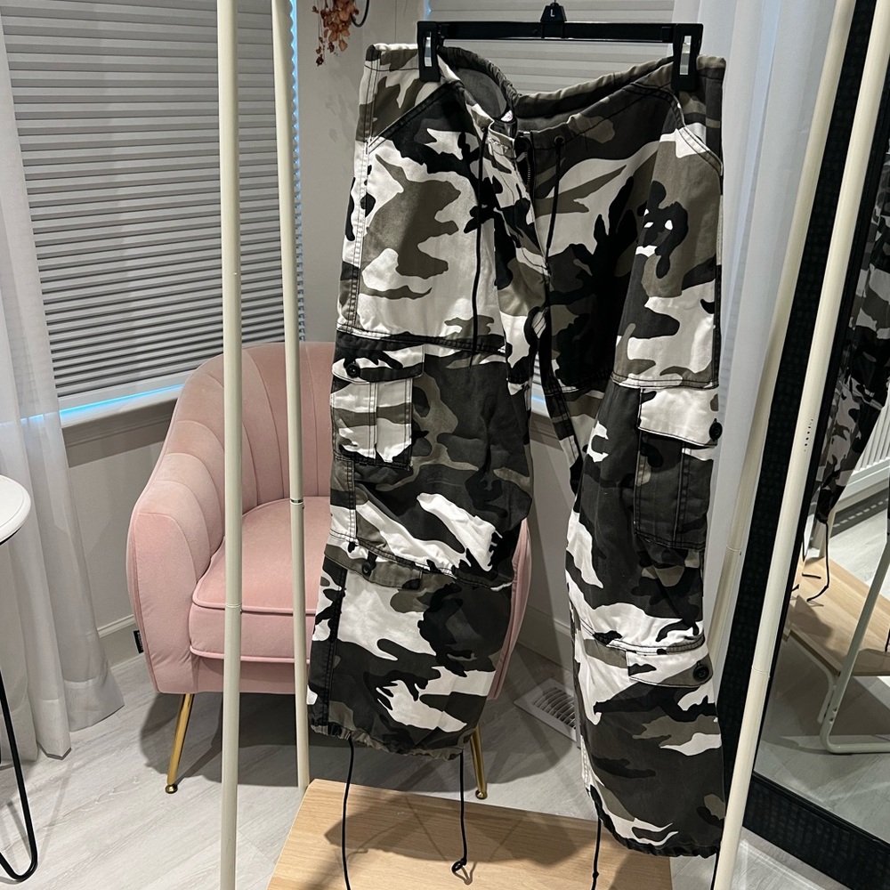 Super low rise black and white camo cargo pants Men’s size S